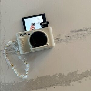 Canon SX740 camera in perfect condition. Cream case included.